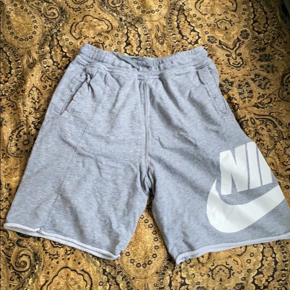 Nike boys shorts M